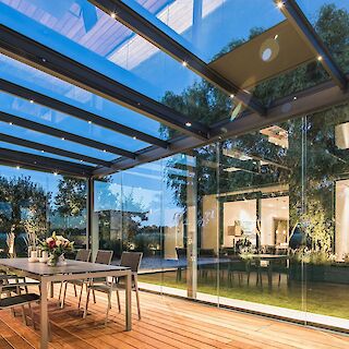 FORMVOLLENDETE ÜBERDACHUNG