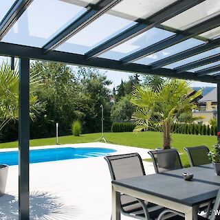 FORMVOLLENDETE ÜBERDACHUNG