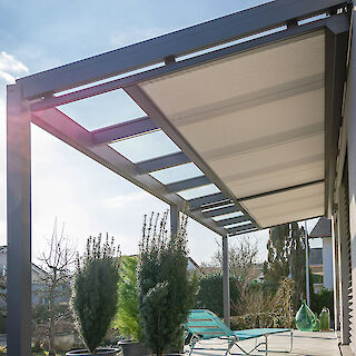 FORMVOLLENDETE ÜBERDACHUNG