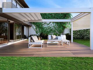 Terrasse eines modernen Wohnhauses mit einer Pergola und integrierten ZIP-Screens