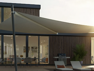 Gespanntes Sonnensegel über der Terrasse eines modernen Wohnhauses