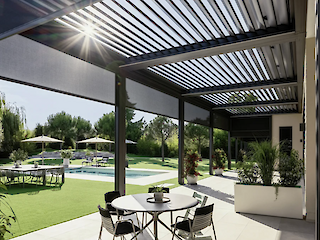 Dunkles Lamellendach mit integrierten ZIP-Screens auf einer modernen Terrassenanlage