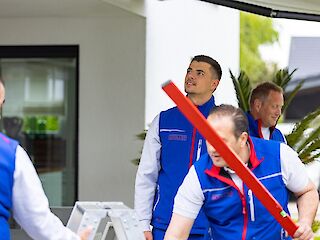 Mitarbeiter von Schiller bei einer Montage