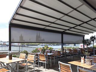 Außenanlage eines Gastrobereichs am Wasser mit Pergola und integriertem ZIP-Screen