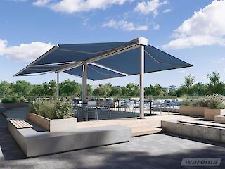 Freistehende, blaue Markise auf einer Terrasse mit Bestuhlung