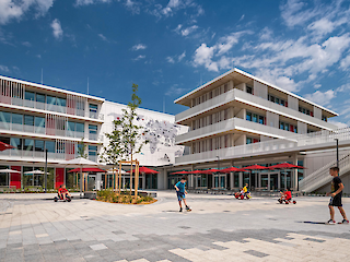 Rote Sonnenschirme im Außenbereich eines Kindergartens