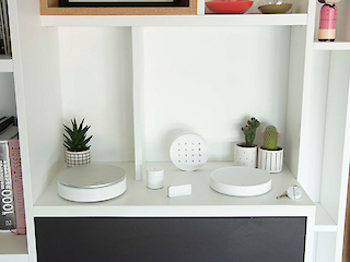 Smart Home Zubehör in einem Regal liegend