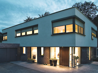 Außenansicht eines modernen Wohnhauses mit Vorbaurollläden